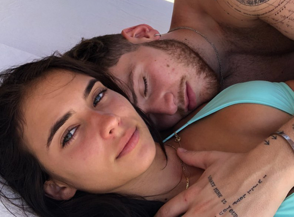 Bazzi avec jolie, amie Renee Herbert